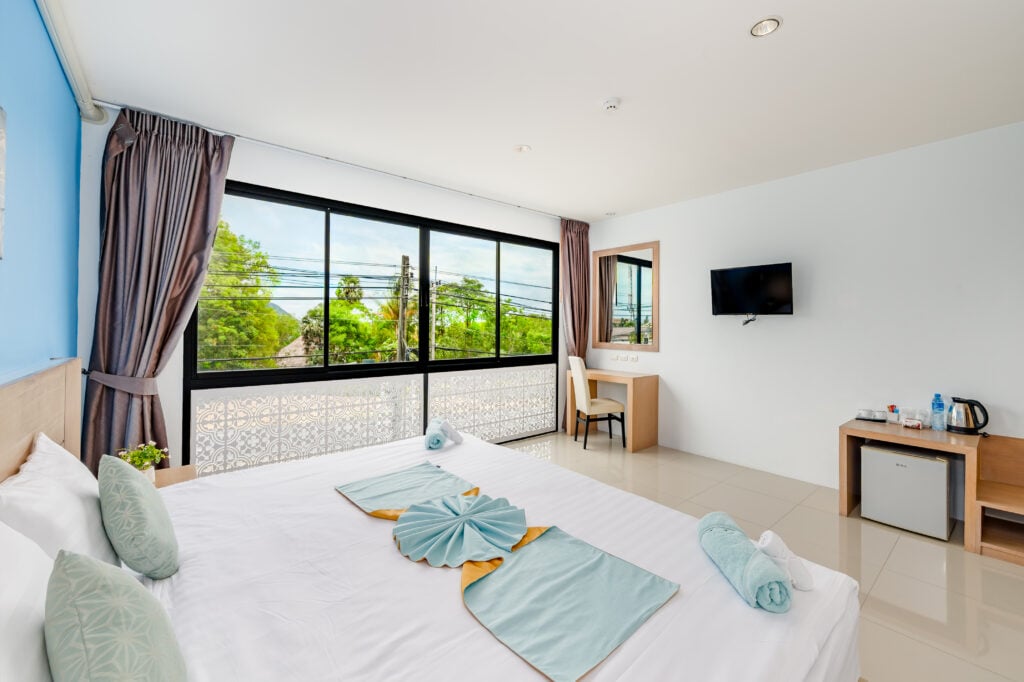 Superior Partial Sea View