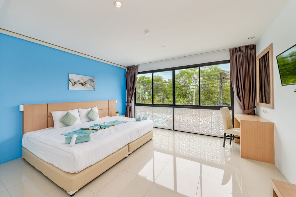 Superior Partial Sea View